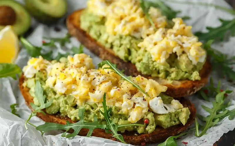 Pusryčių sumuštiniai su avokadu ir kiaušiniu