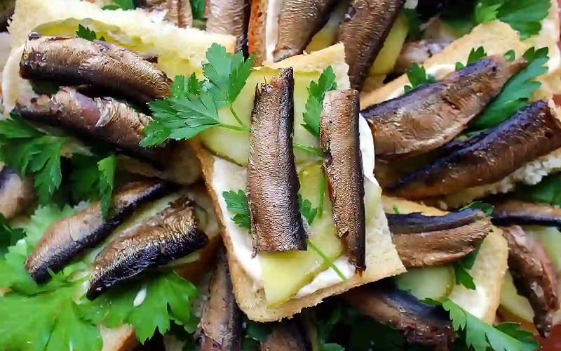 Sumuštiniai su šprotais ir marinuotais agurkais