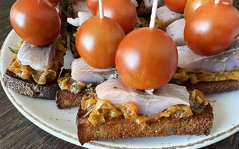 Vieno kąsnio užkandžiai: silkės vėrinukai su porais