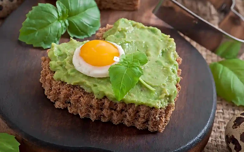 Sumuštiniai su avokadu ir kiaušiniu