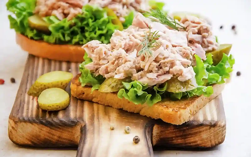 Sumuštiniai su tunu ir marinuotais agurkėliais