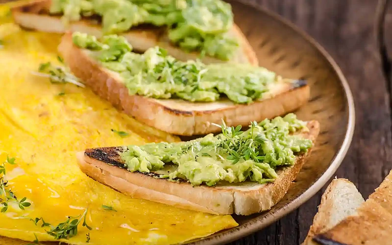 Omletas su avokadų sumuštiniais
