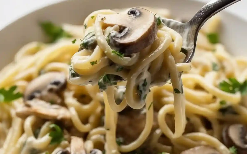 Spageti makaronai su pievagrybiais ir sūriu