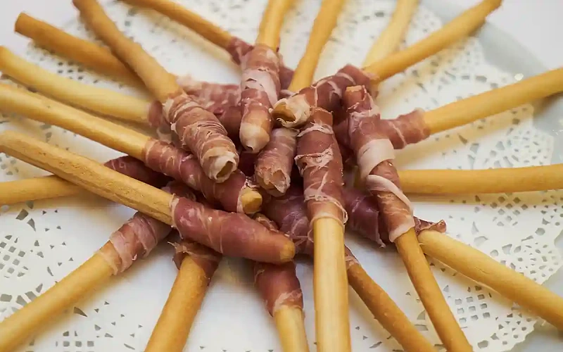 Duonos lazdelės su vytintu kumpiu