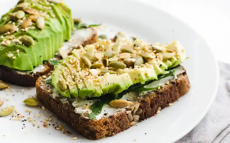 Pusryčių sumuštinis su avokadu ir sėklomis