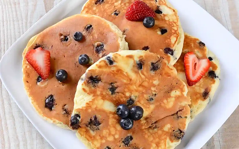 Amerikietiški blynai su mėlynėmis