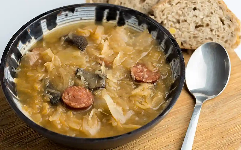 Raugintų kopūstų sriuba su džiovintais grybais ir dešrelėmis