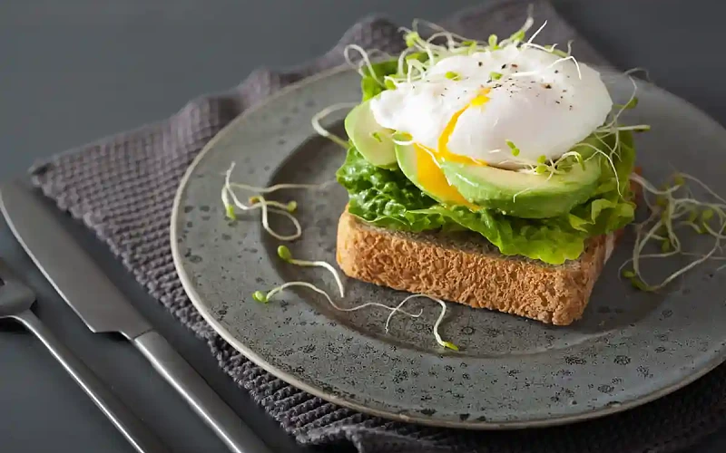 Sumuštinis su avokadu ir Benedikto kiaušiniu