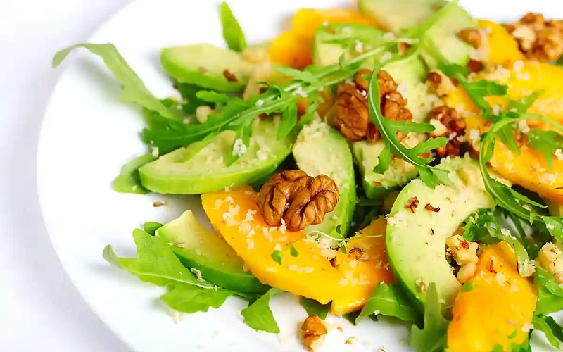 Avokado ir mango salotos