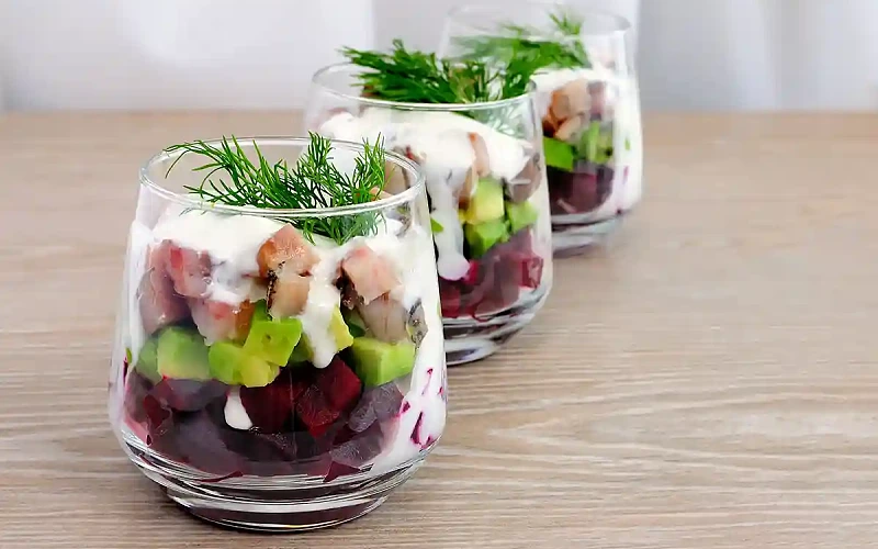 Silkės mišrainė su avokadais ir burokėliais