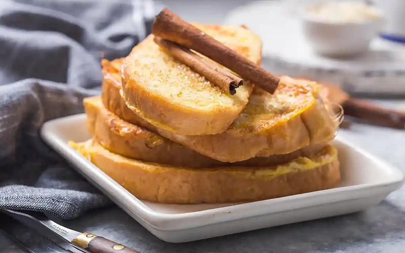 Baltos duonos riekelės su cinamonu