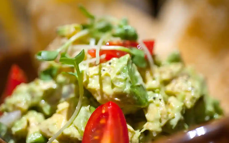 Avokado salotos su feta ir alyvuogėmis