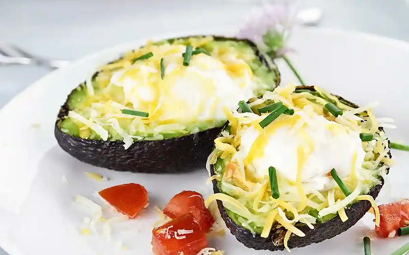 Avokade kepti kiaušiniai su sūriu