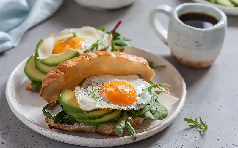 Kruasanai su keptu kiaušiniu ir avokadu