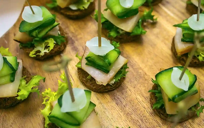 Vieno kąsnio užkandžiai: sūdytų lašinių vėrinukai su aguru ir žalumynais 