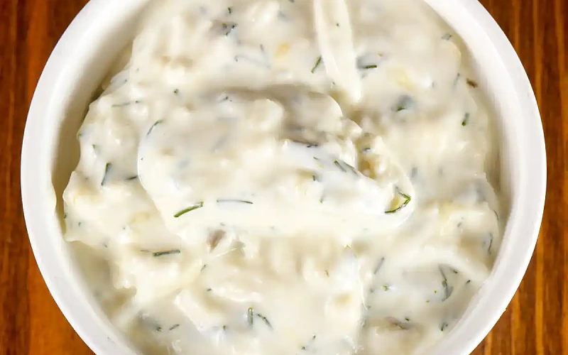 Majonezo padažas su krienais ir marinuotais agurkais