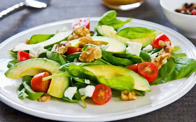 Avokadų salotos su špinatais ir fetos sūriu