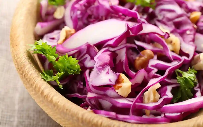 Raudongūžių kopūstų salotos su graikiniais riešutais