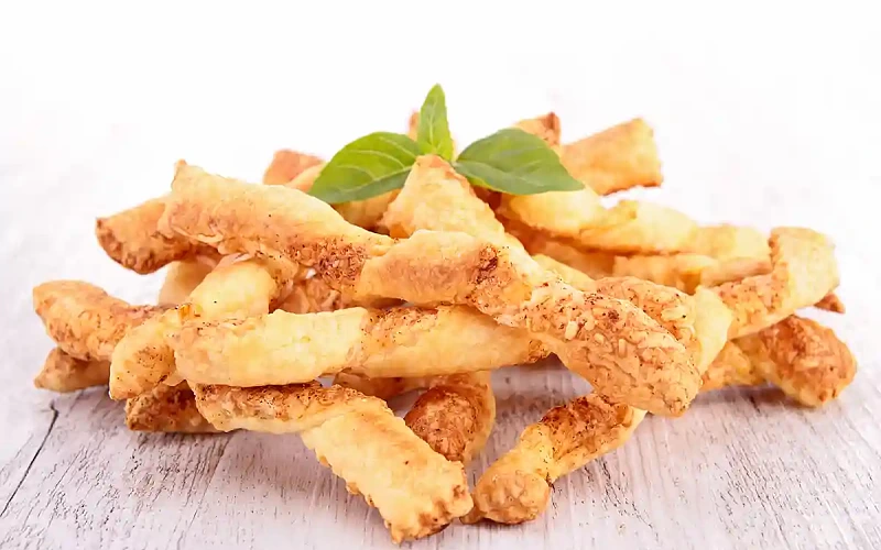 Sluoksniuotos tešlos lazdelės su sūriu