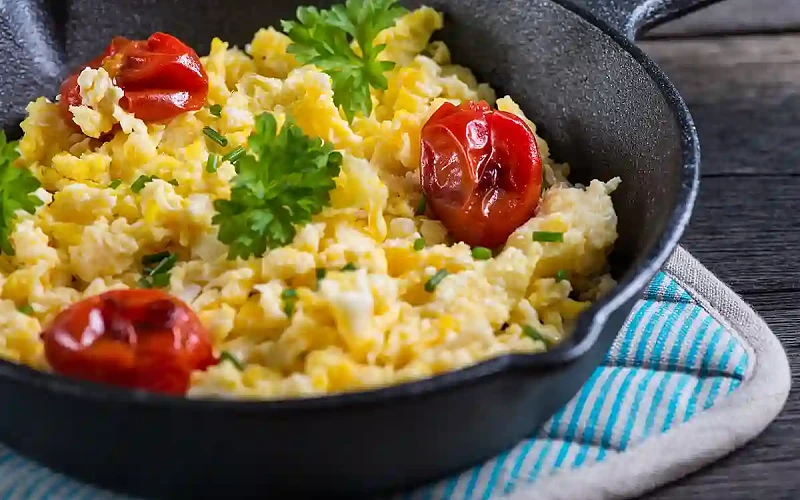 Plakta kiaušinienė su vyšniniais pomidoriukais