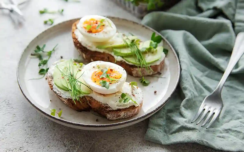 Sumuštiniai su tepamu sūriu, avokadu, kiaušiniu ir žalumynais