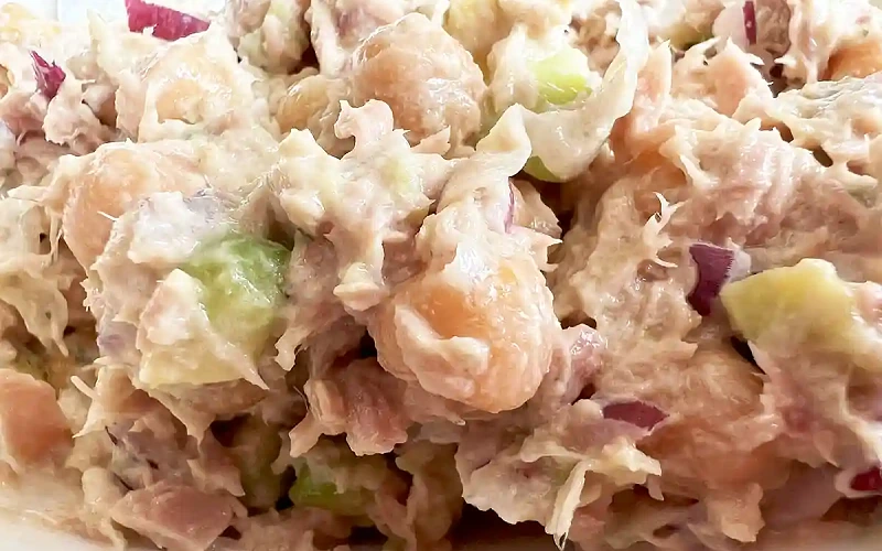 Salotos su tunu, avokadu ir avinžirniais