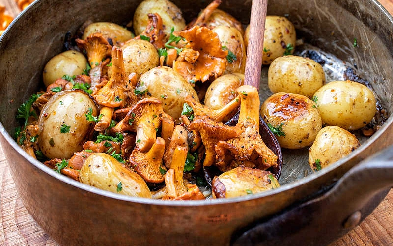 Voveraitės su orkaitėje keptomis bulvėmis