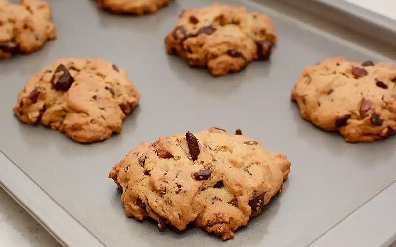 Sausainiai su šokolado gabaliukais ir riešutais