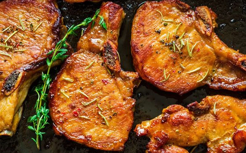 Kiaulienos nugarinės kepsniai su kaulu