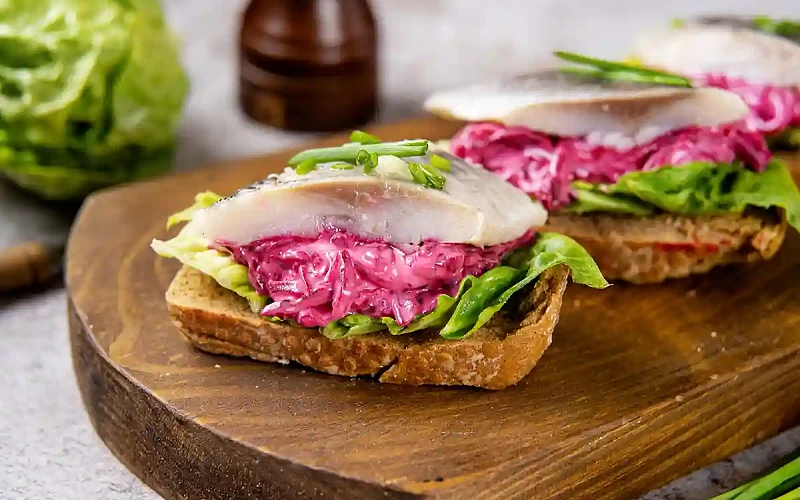 Vieno kąsnio sumuštiniai su silke ir burokėlių mišraine