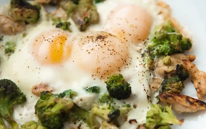 Kiaušinienė su vištiena ir brokoliais