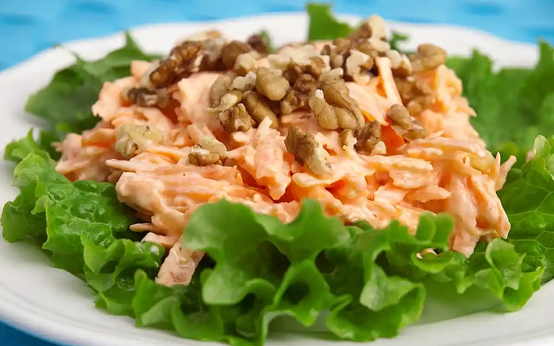 Morkų salotos su graikiniais riešutais