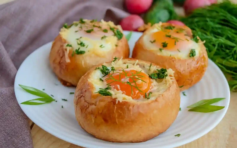 Bandelėje keptas kiaušinis su sūriu