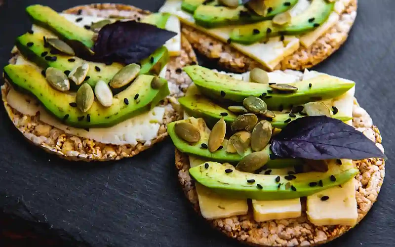 Trapučiai su sūriu, avokadu ir sėklomis