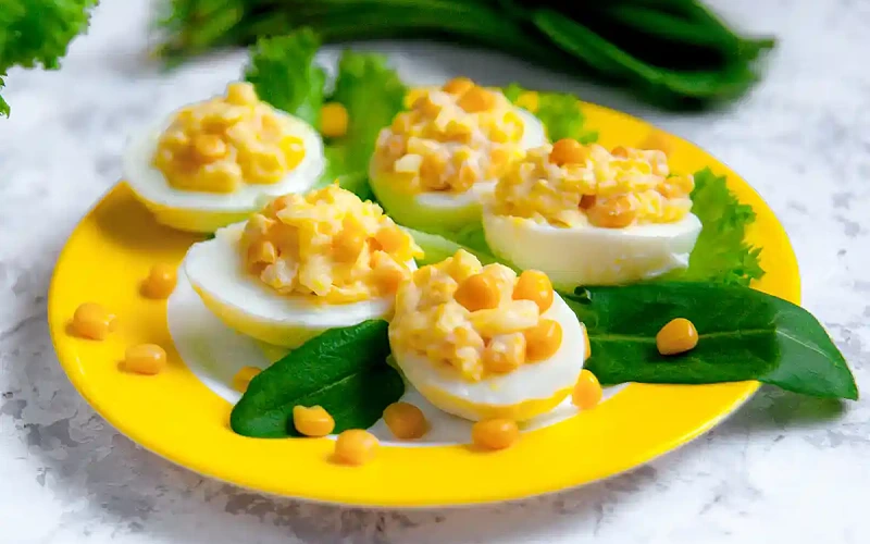 Tunu ir konservuotais kukurūzais įdaryti kiaušiniai