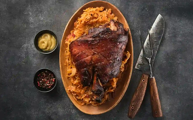 Kiaulienos karka su raugintais kopustais bavariškai