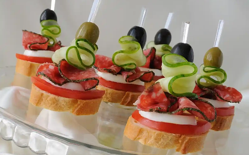 Šventiniai užkandžiai: vėrinukai su saliami dešra