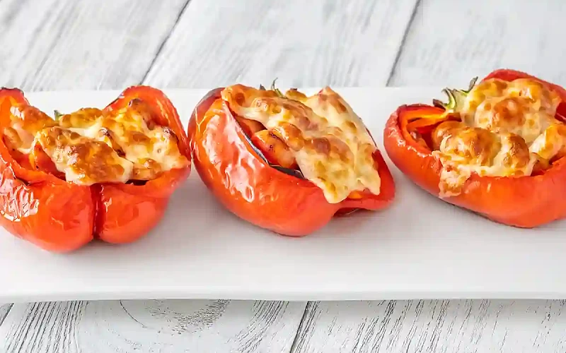 Dešrelėmis ir kiaušiniu įdarytos paprikos 