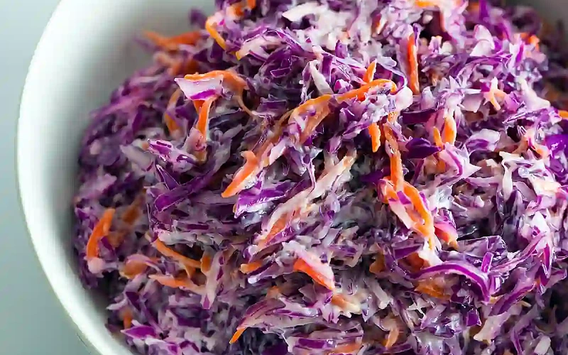 Raudongūžių kopūstų salotos su majonezu