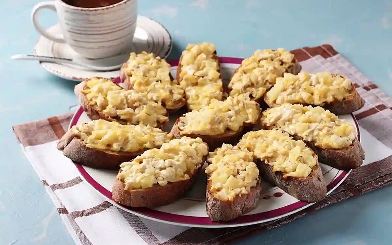 Sumuštiniai su kiaušinių ir sūrio užtepėle