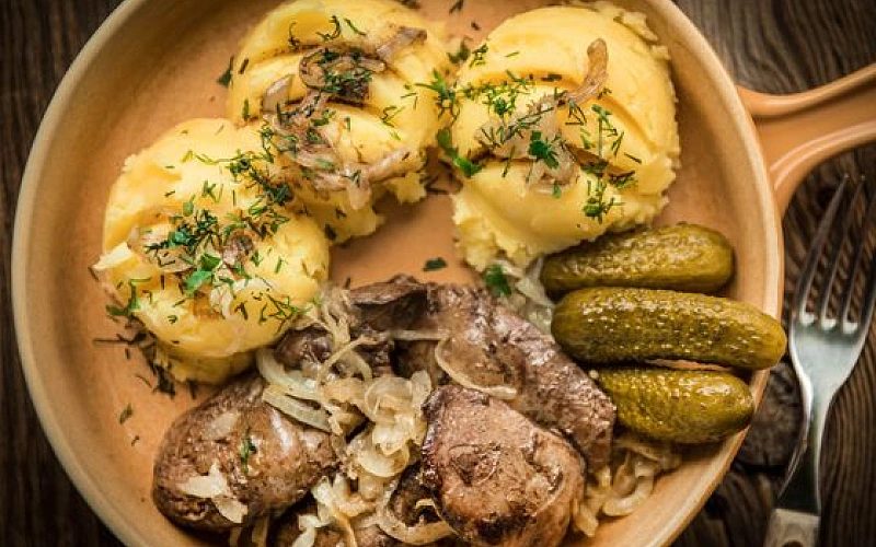 Keptos vištų kepenėlės su svogūnais