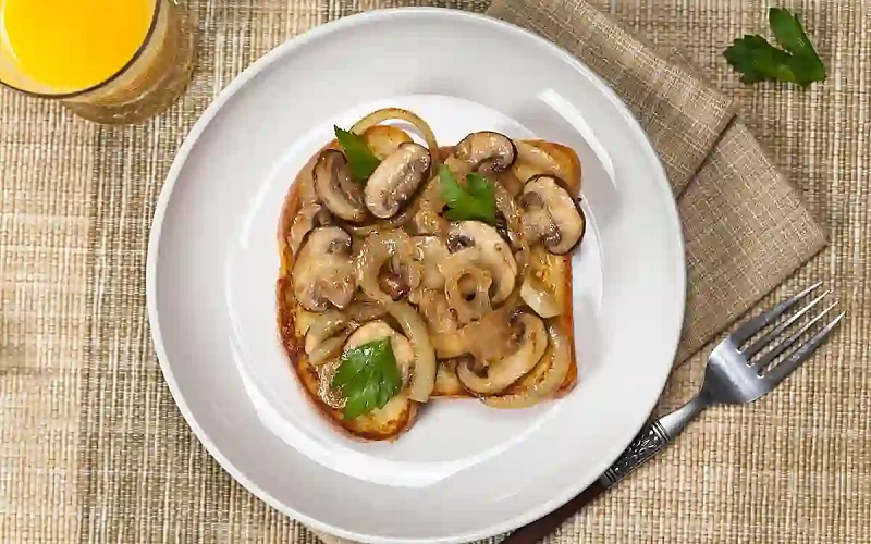 Pusryčių sumuštinis su pievagrybiais
