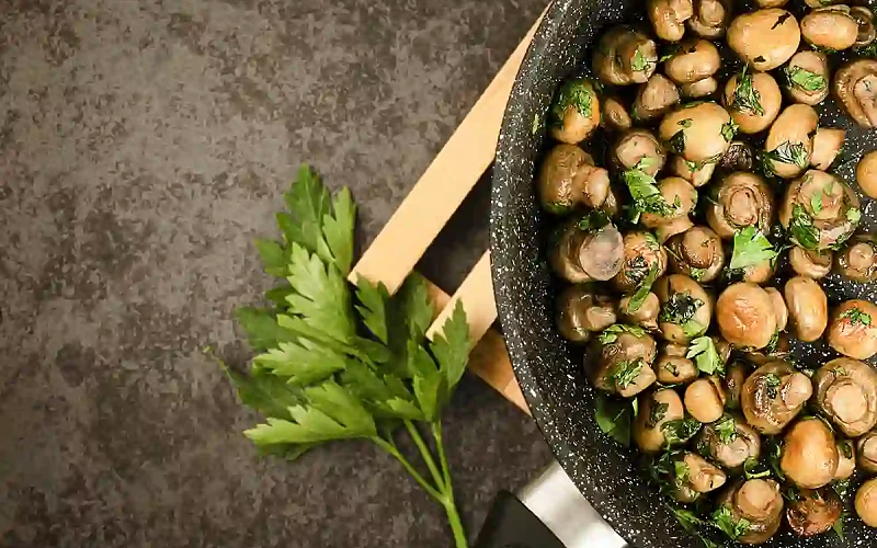 Keptuvėje kepti pievagrybiai