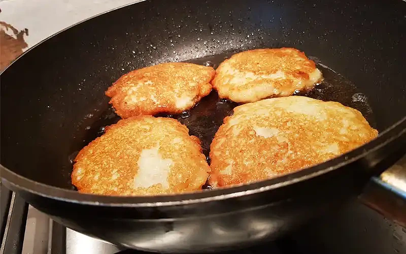 Skanūs bulviniai blynai su mėsa