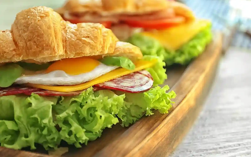 Kruasanai su keptu kiaušiniu ir rūkyta dešra