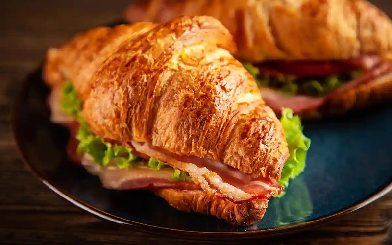 Kruasanai su kiaulienos kumpio juostelėmis