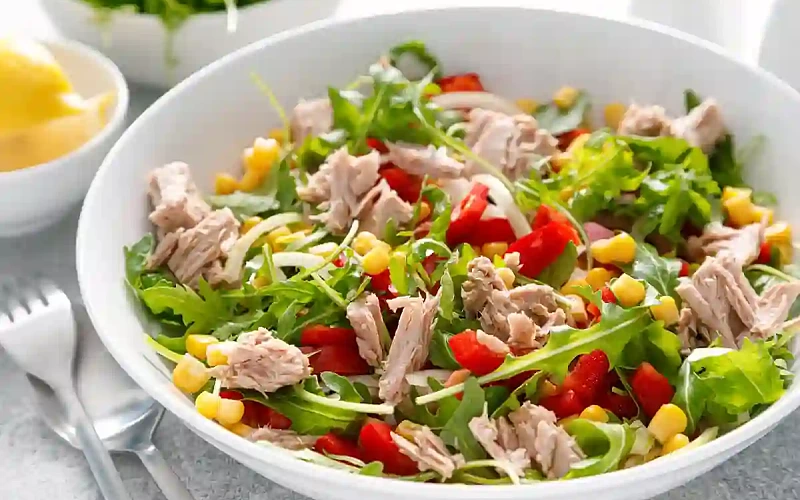 Tuno salotos su paprika, gražgarstėmis ir konservuotais kukurūzais